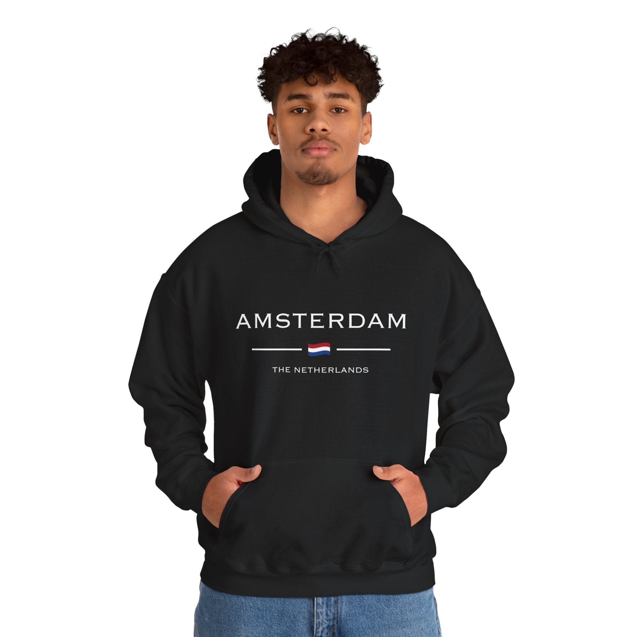 Amsterdam Hoodie zwart vooraanzicht aangetrokken door man